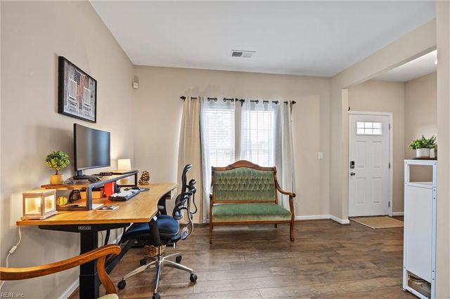 242 Hawksbill LN, Newport News, VA 23601