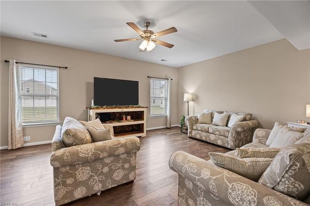 242 Hawksbill LN, Newport News, VA 23601