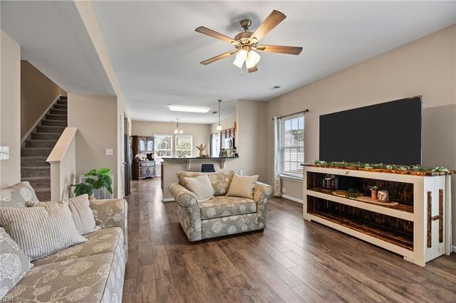 242 Hawksbill LN, Newport News, VA 23601