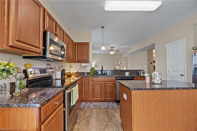 242 Hawksbill LN, Newport News, VA 23601