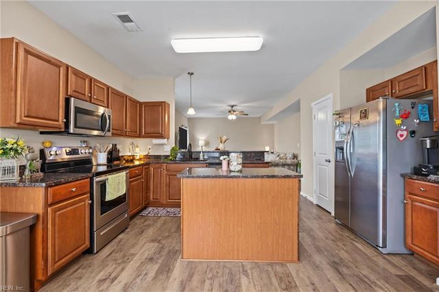 242 Hawksbill LN, Newport News, VA 23601