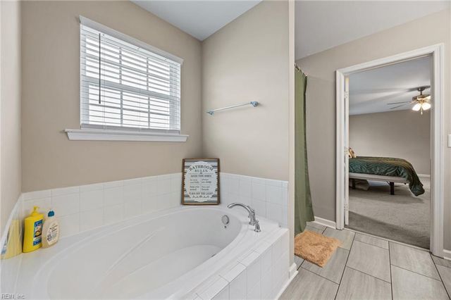242 Hawksbill LN, Newport News, VA 23601