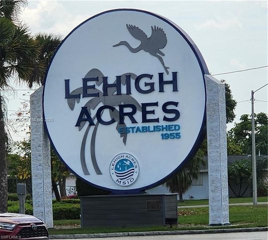 648 Kingsbury Street E, Lehigh Acres, FL 33974