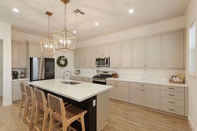 394 Vinal Dr, Manteca, CA 95337