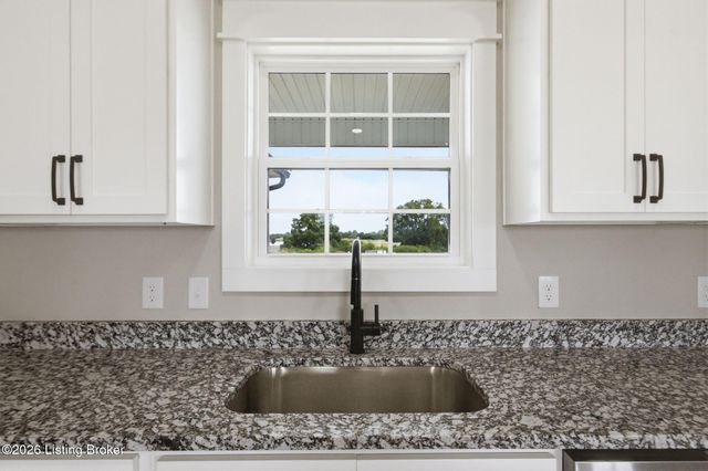 617 Ridge Crest Dr, Harrodsburg, KY 40330