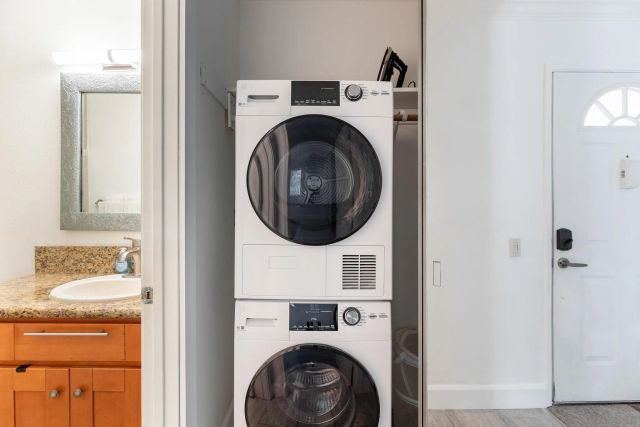 8529 Villa La Jolla Drive E, La Jolla, CA 92037