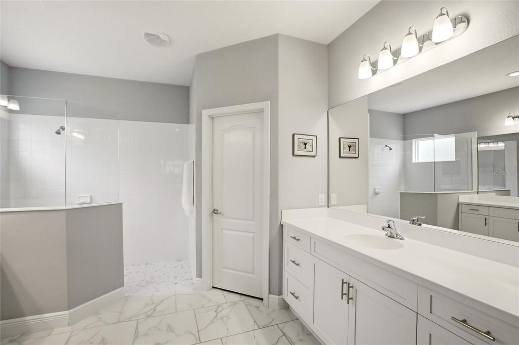 Image 15 of property listing at 7545 RIDGELAKE CIRCLE, Bradenton, FL 34203