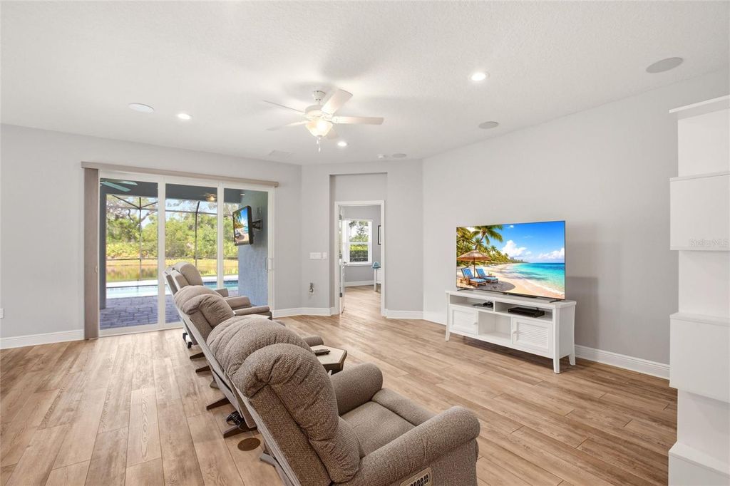 Image 8 of property listing at 7545 RIDGELAKE CIRCLE, Bradenton, FL 34203