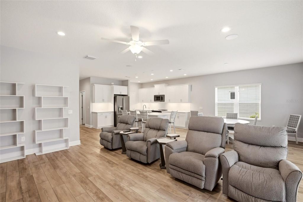 Image 9 of property listing at 7545 RIDGELAKE CIRCLE, Bradenton, FL 34203
