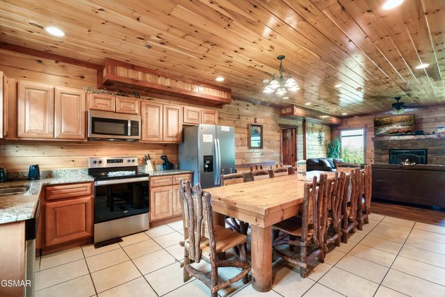 1242 Bird Nest Way, Sevierville, TN 37862