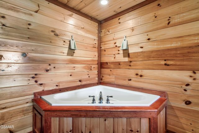 1242 Bird Nest Way, Sevierville, TN 37862