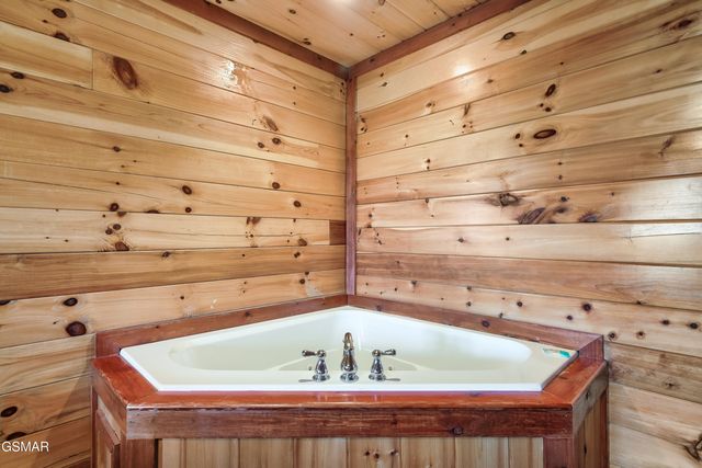 1242 Bird Nest Way, Sevierville, TN 37862