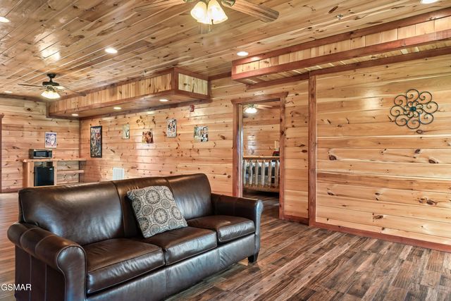 1242 Bird Nest Way, Sevierville, TN 37862