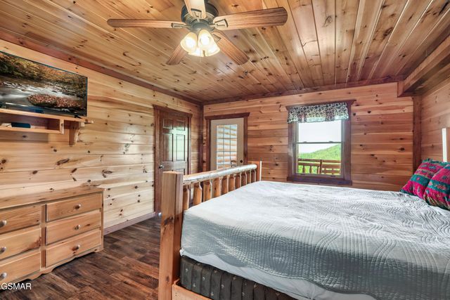 1242 Bird Nest Way, Sevierville, TN 37862