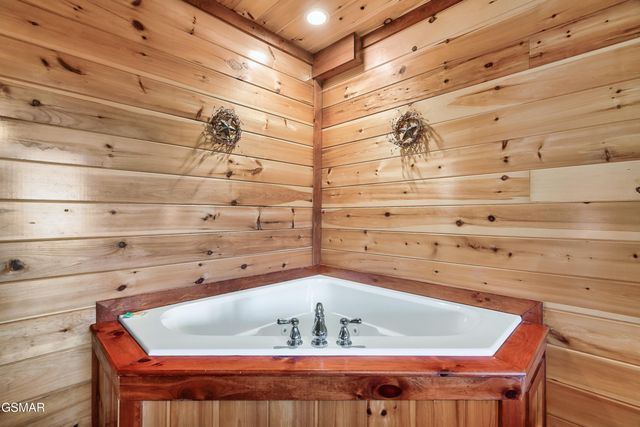 1242 Bird Nest Way, Sevierville, TN 37862