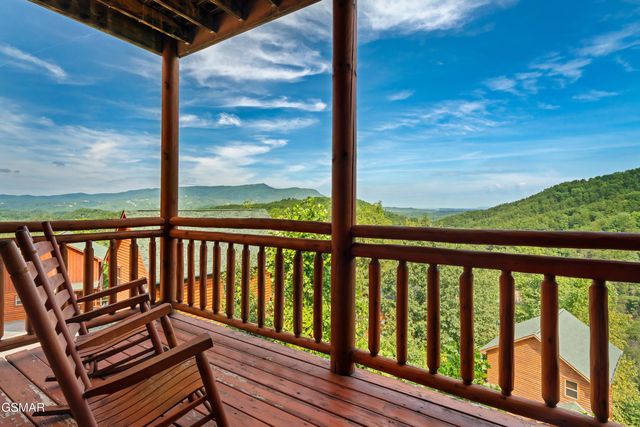 1242 Bird Nest Way, Sevierville, TN 37862