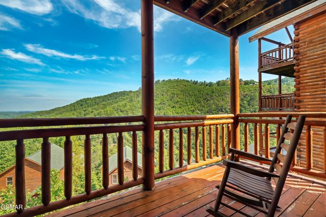 1242 Bird Nest Way, Sevierville, TN 37862