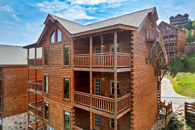 1242 Bird Nest Way, Sevierville, TN 37862