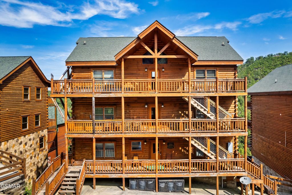 1242 Bird Nest Way, Sevierville, TN 37862