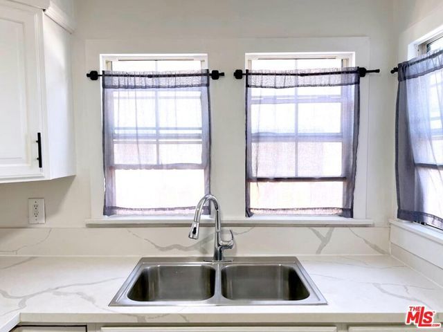 5325 2nd Avenue, Los Angeles, CA 90043