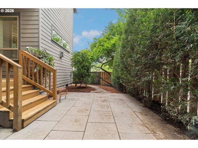 8175 Sw LAURELWOOD Ct, Portland, OR 97225