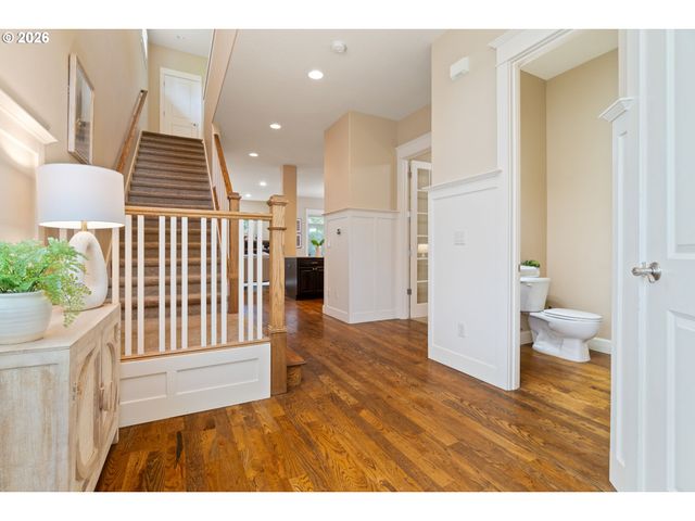 8175 Sw LAURELWOOD Ct, Portland, OR 97225
