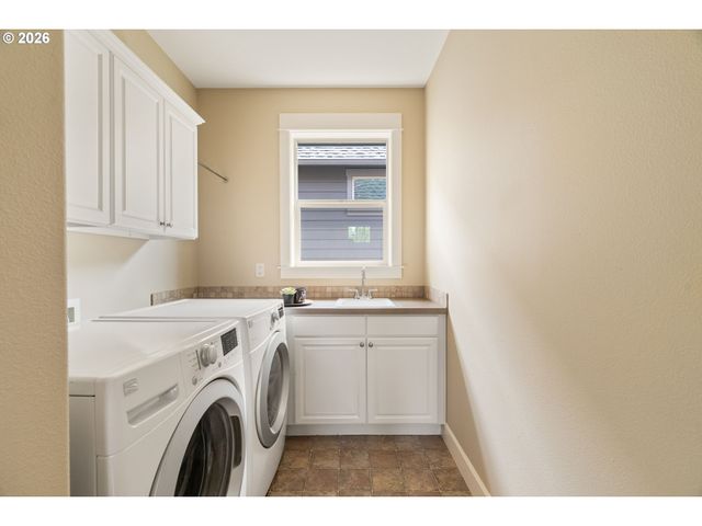 8175 Sw LAURELWOOD Ct, Portland, OR 97225