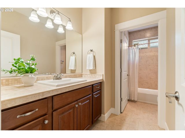 8175 Sw LAURELWOOD Ct, Portland, OR 97225