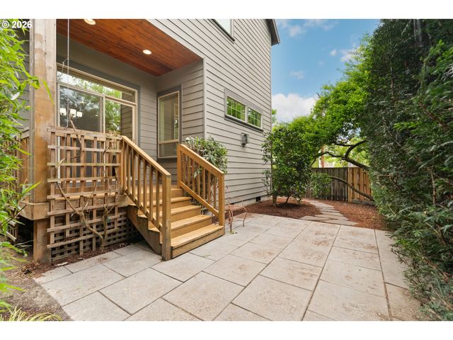 8175 Sw LAURELWOOD Ct, Portland, OR 97225