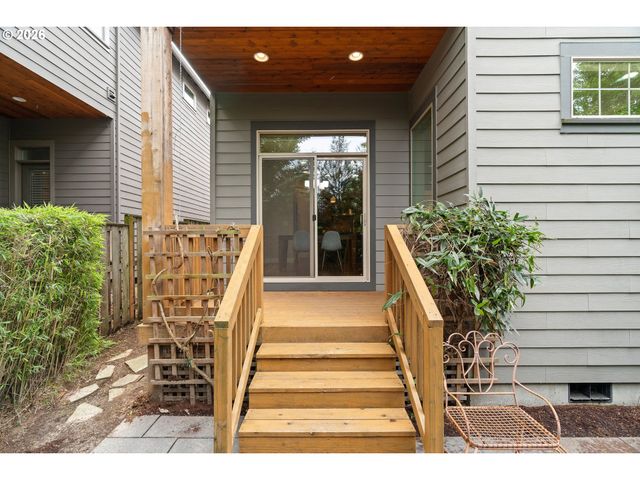 8175 Sw LAURELWOOD Ct, Portland, OR 97225