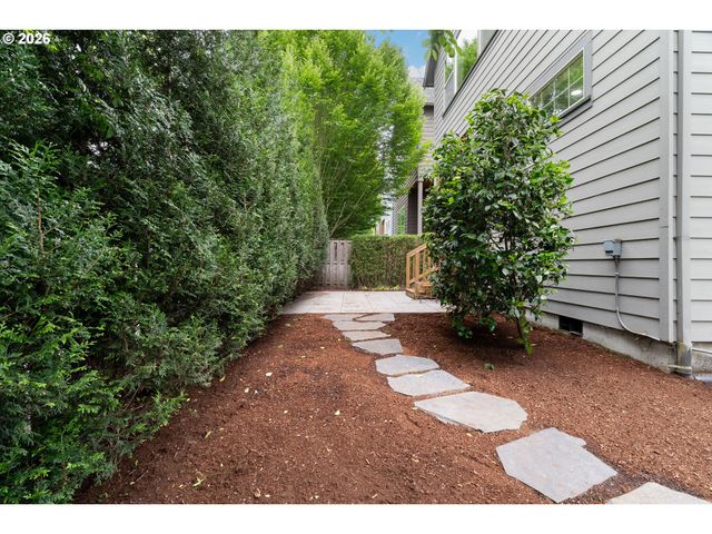 8175 Sw LAURELWOOD Ct, Portland, OR 97225