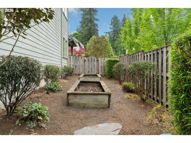 8175 Sw LAURELWOOD Ct, Portland, OR 97225