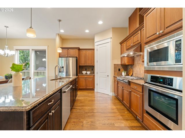8175 Sw LAURELWOOD Ct, Portland, OR 97225