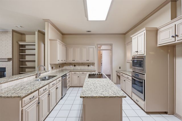 3318 Summergrove Drive, Arlington, TX 76001