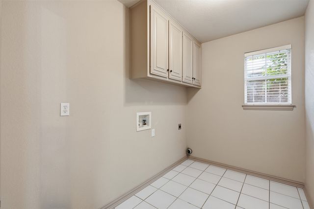 3318 Summergrove Drive, Arlington, TX 76001