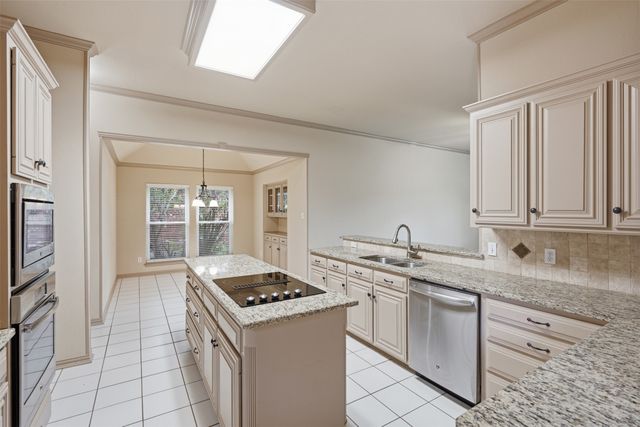 3318 Summergrove Drive, Arlington, TX 76001