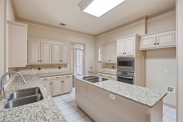 3318 Summergrove Drive, Arlington, TX 76001