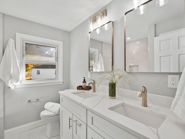 27 Hodgkins Rd, Rockport, MA 01966
