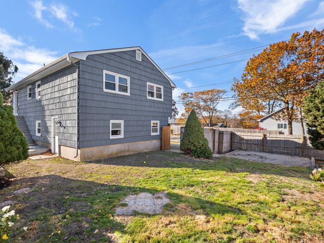 27 Hodgkins Rd, Rockport, MA 01966