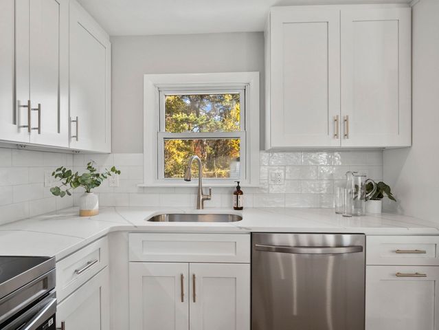 27 Hodgkins Rd, Rockport, MA 01966