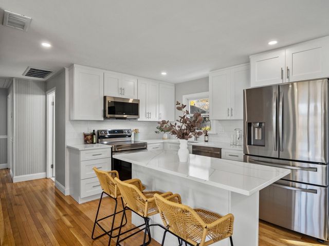 27 Hodgkins Rd, Rockport, MA 01966