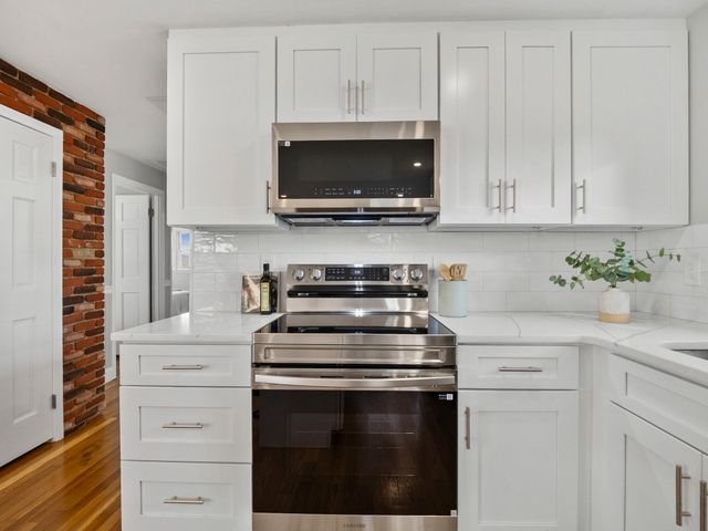 27 Hodgkins Rd, Rockport, MA 01966