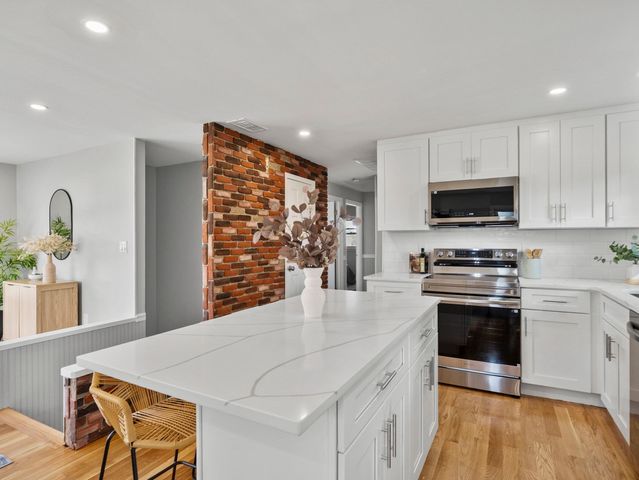 27 Hodgkins Rd, Rockport, MA 01966
