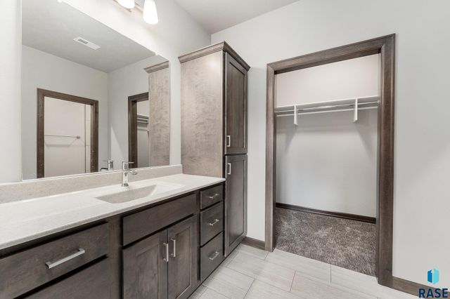 2028 S SONOMA Pl, Sioux Falls, SD 57106
