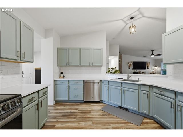 108 POWDER HILL Dr, Kalama, WA 98625