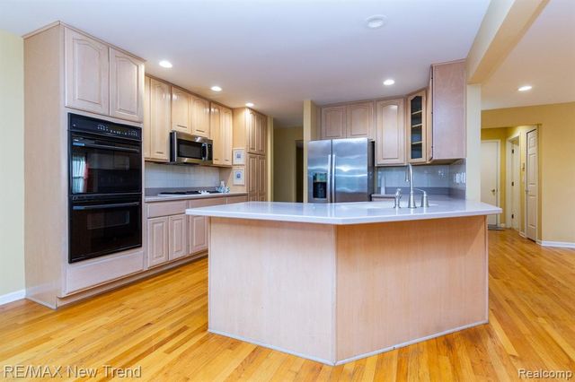 43159 Sandstone, Novi, MI 48377