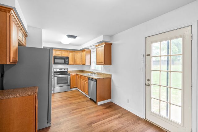 1564 Barrett Dr, Clarksville, TN 37043