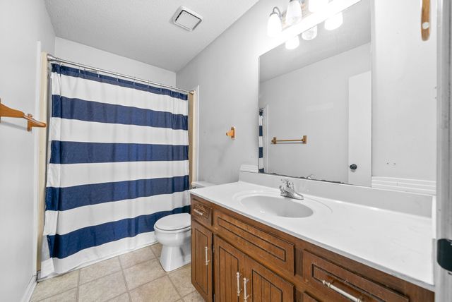 1564 Barrett Dr, Clarksville, TN 37043