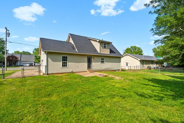1564 Barrett Dr, Clarksville, TN 37043