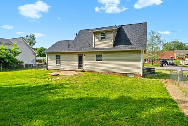 1564 Barrett Dr, Clarksville, TN 37043